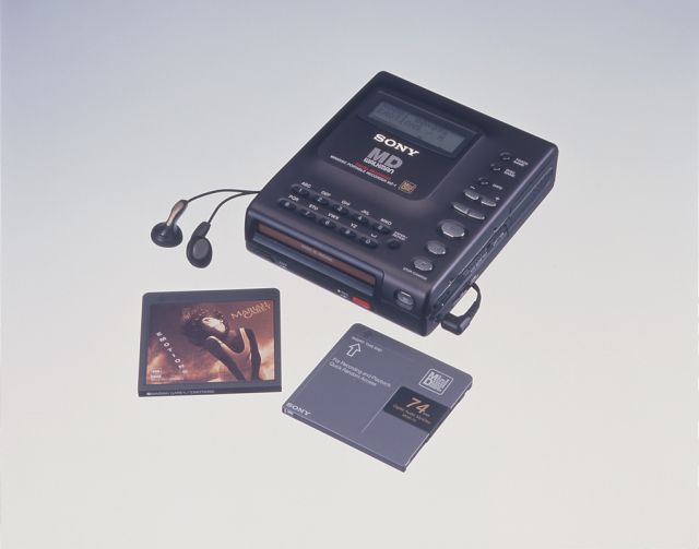 1992 yılında MiniDisc (MD) isimli yeni bir format yayınlandı. Sony buna uygun bir Walkman piyasaya sürdü.