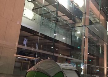 Apple Hayranları Yine Mağaza Önünde