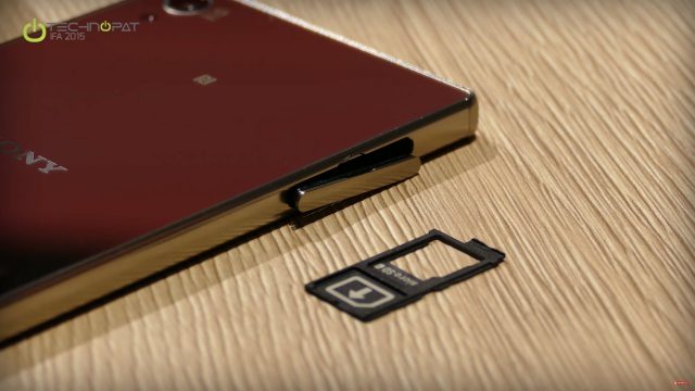 Xperia Z5 Premium üzerinde Nano SIM ve microSD bellek kart yuvası tek haznede yer alıyor