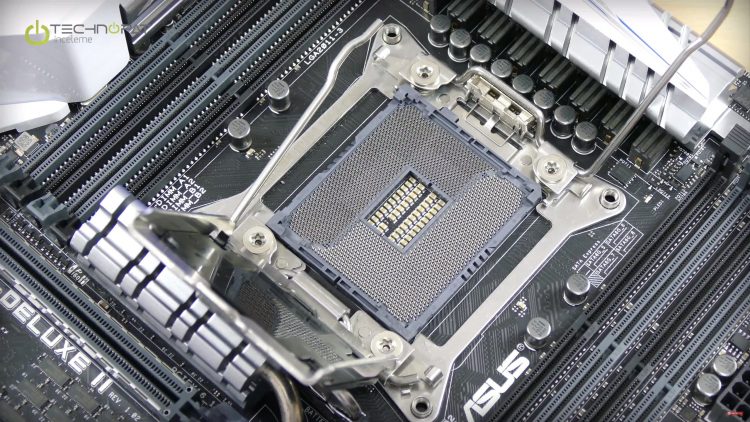 ASUS X99 Deluxe 2 anakartında OC Soket kullanıyor. Ek pinler ile daha fazla kontrol sunuyor.