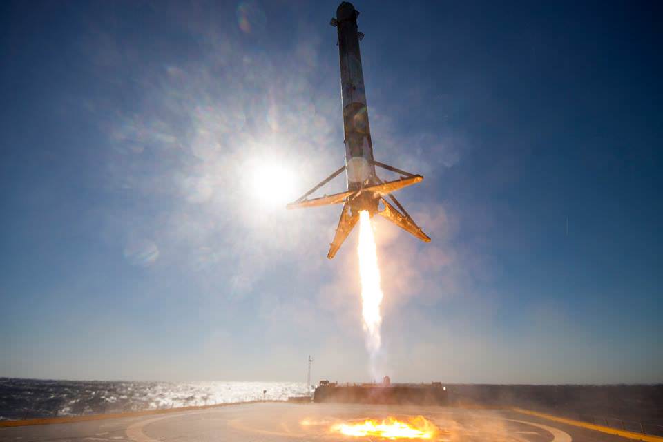 SpaceX-Falcon-9-İniş.jpg