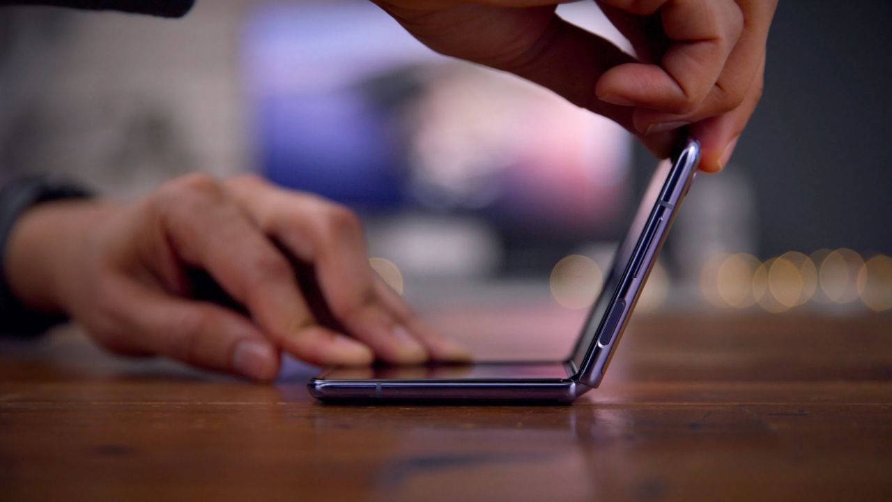 Samsung Katlanabilir Cam Ekran