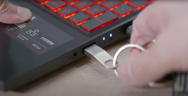 UEFI Windows 10 USB Belleği Takma UEFI Windows 10 USB Belleği Takma