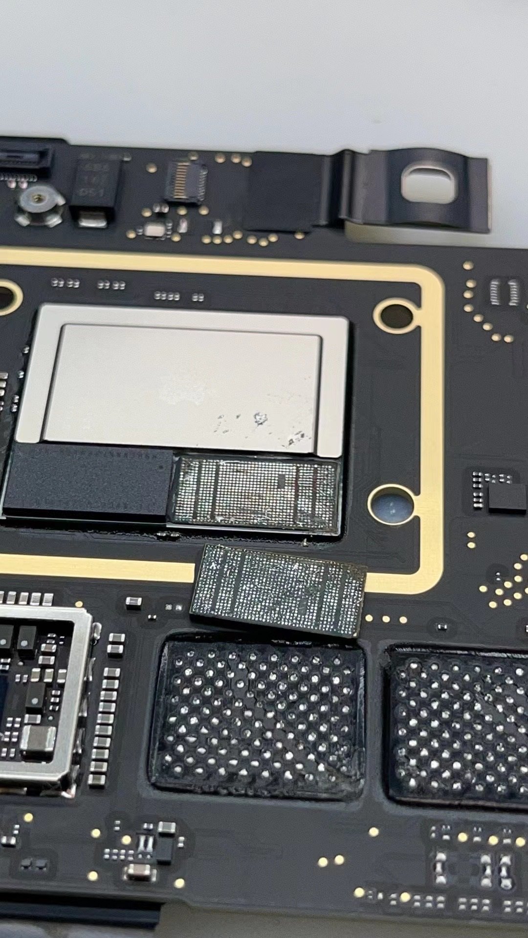 Çinliler Apple M1 Çipini Kırdı, RAM ve SSD Yükseltmesi Yaptı - Technopat