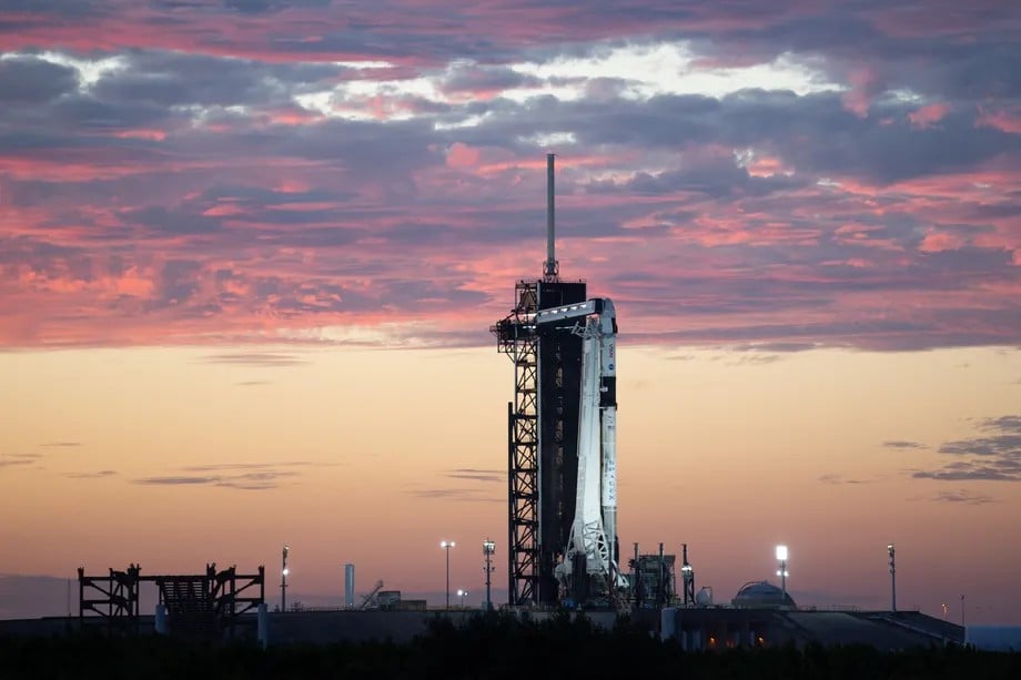SpaceX-Falcon-9-ve-Crew-Dragon.jpg