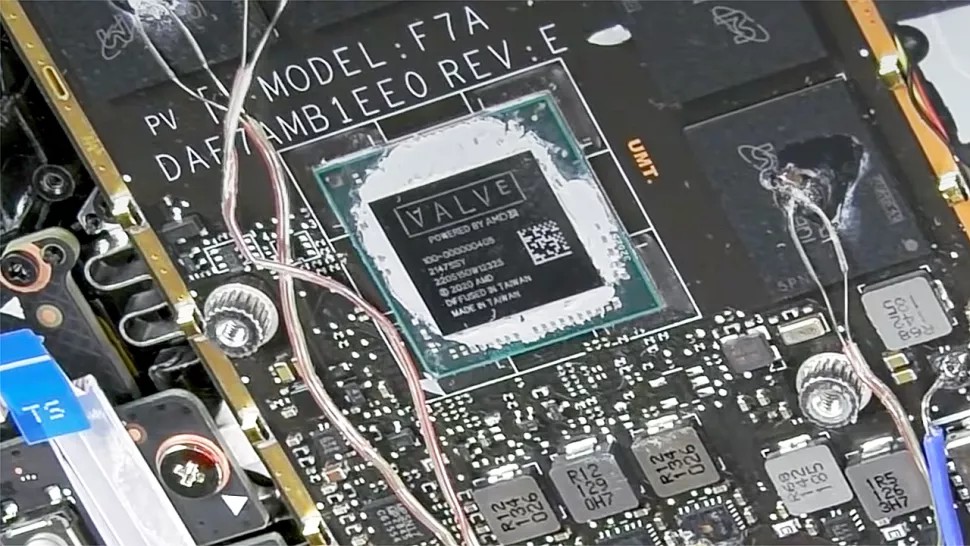 Steam Deck’e Güç Veren Valve Logolu Çip Yakından Görüntülendi