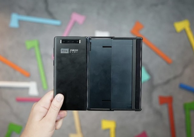 TCL Katlanabilir Akıllı Telefon