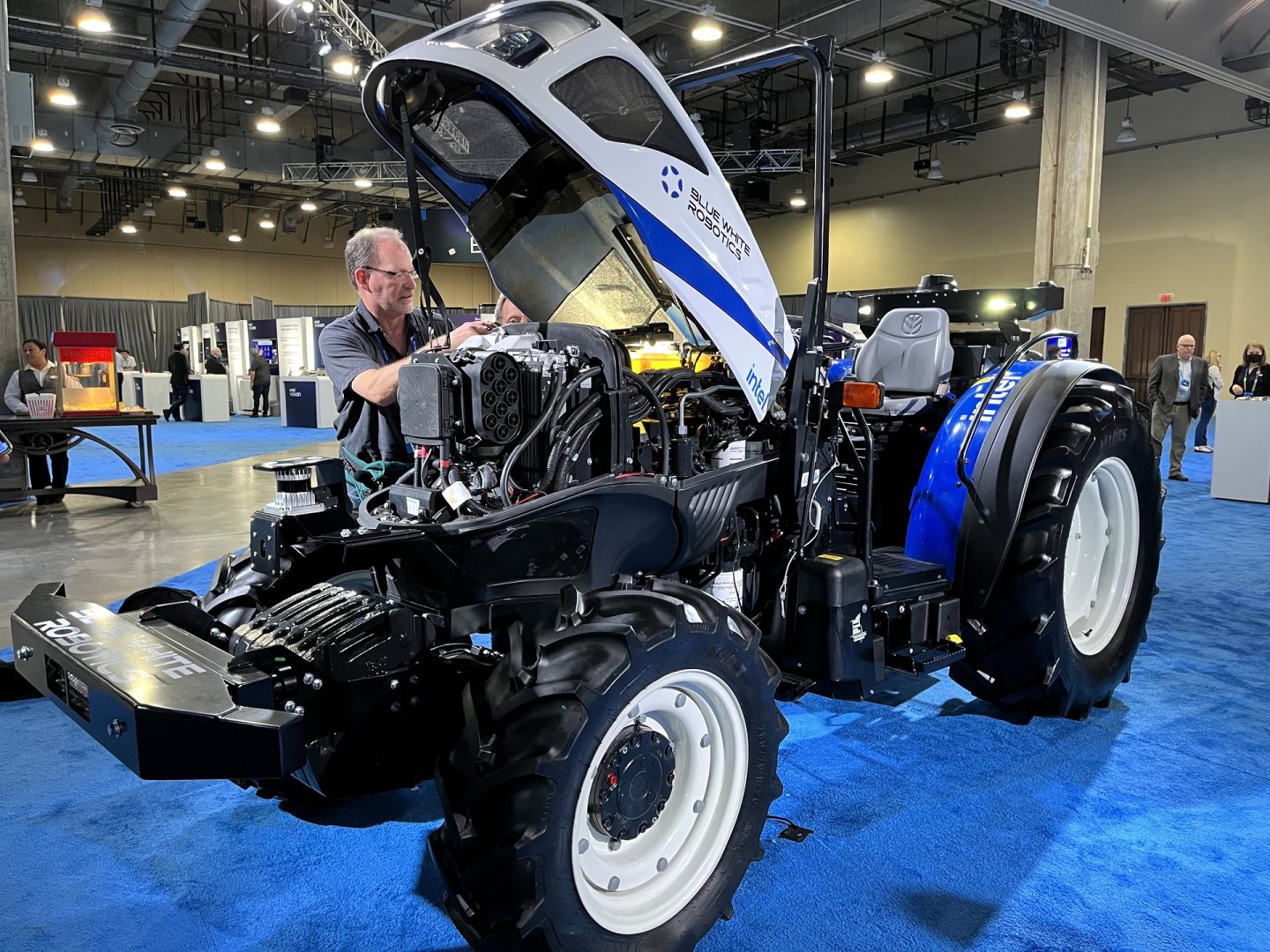 Blue-White-Robotics-5G-Traktor-1440x1080.jpg