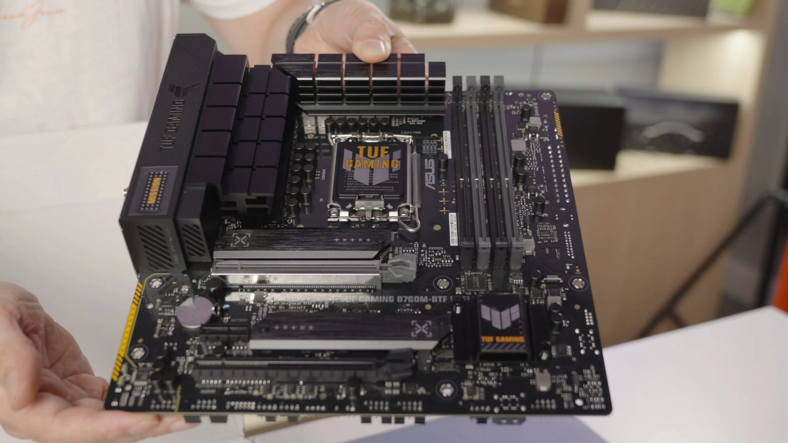 asus gamescom 2023 kabloları arkada anakart