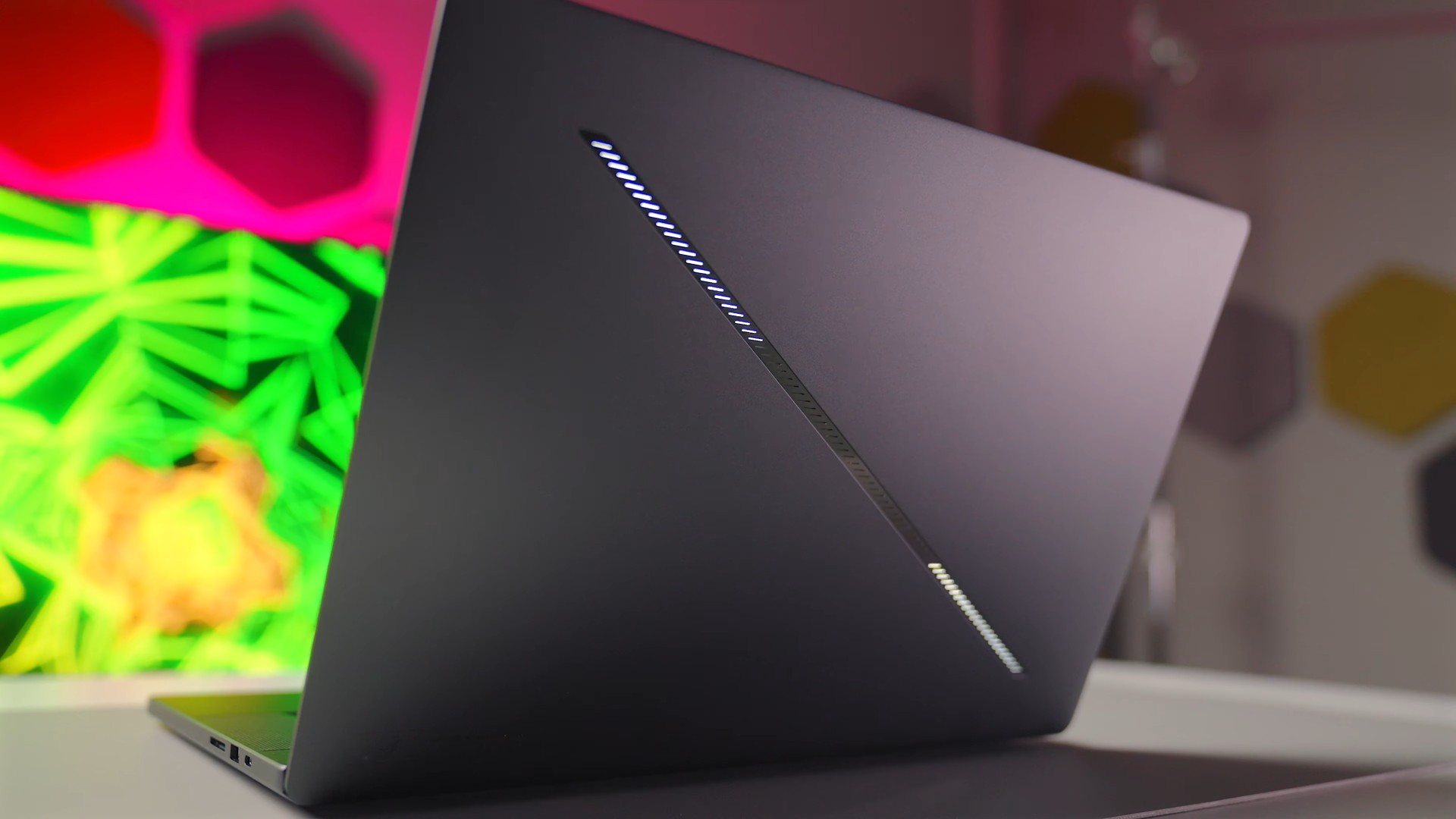 ASUS ROG Zephyrus G16 Arkası