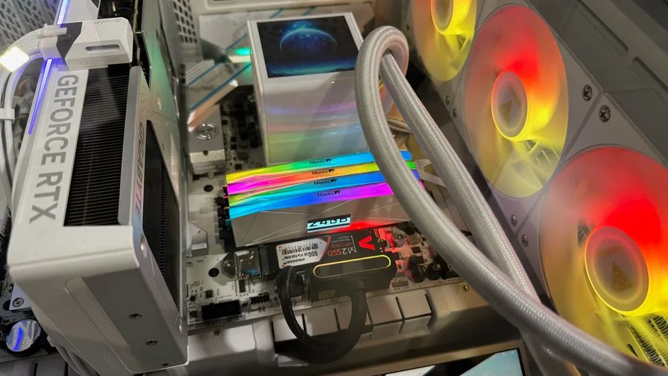 LCD Ekranlı DDR5 Bellekler Computex’te Sergilendi