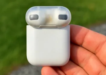 Apple’ın sakladığı sır: Şeffaf kapaklı ilk AirPods ortaya çıktı!