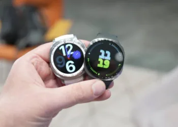 Galaxy Watch 8 gecesinde yüzlerce genç pijamayla koştu