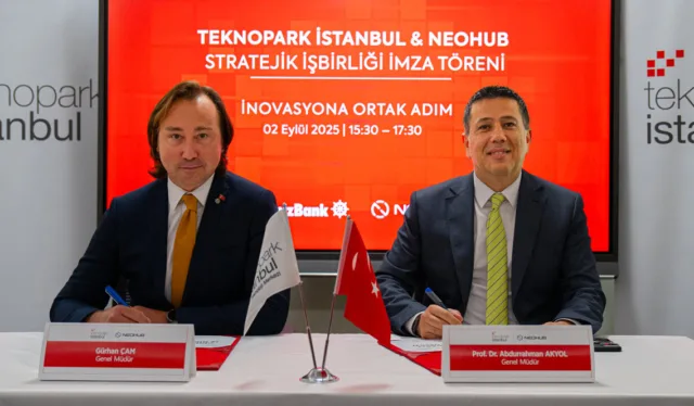 Teknopark İstanbul Genel Müdürü Prof. Dr. Abdurrahman Akyol ve NEOHUB Genel Müdürü Gürhan Çam