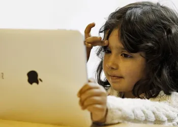 Veliler dikkat! Ekran süresi uzadıkça test başarısı düşüyor!