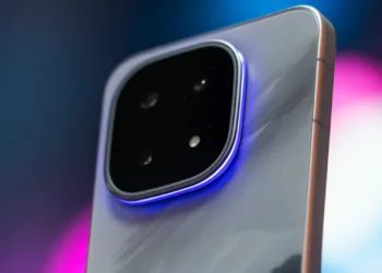 2K ekran ve 7.000 mAh pil: Amiral gemisi katili iQOO 15 tanıtıldı!