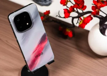 2K ekran ve 7.000 mAh pil: Amiral gemisi katili iQOO 15 tanıtıldı!