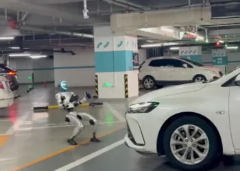 Sizce bu gerçek mi? 35 kiloluk bir robot 1400 kiloluk bir arabayı çekti!