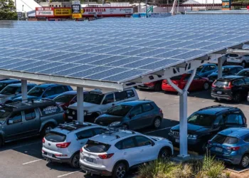 Bu ülke otoparklarda güneş enerjisini zorunlu hale getirdi