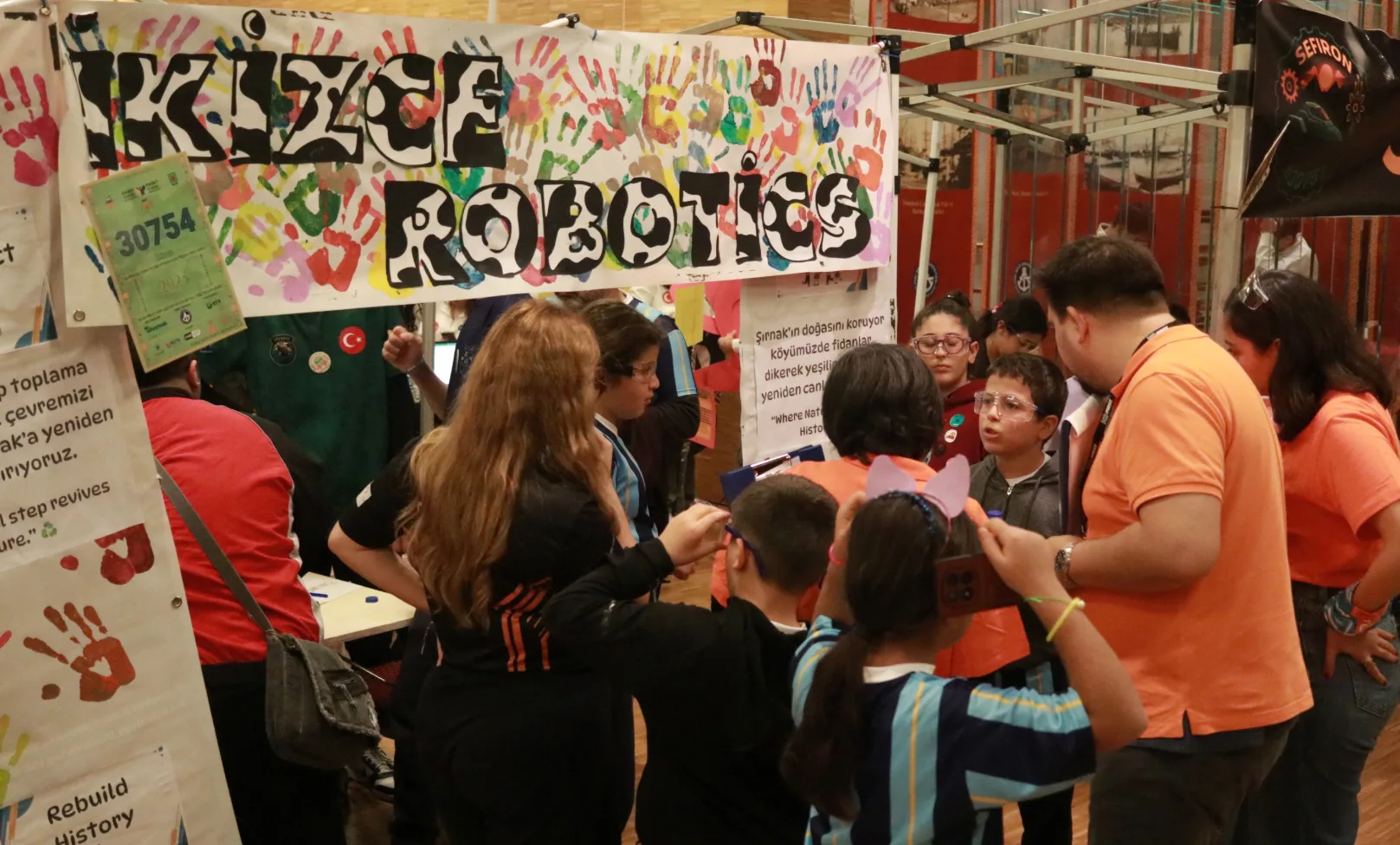 Fikret Yüksel Eğitim Vakfı, gençleri geleceğe hazırlıyor