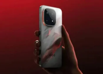 7000 mAh batarya ve 6000 nit ekran: İşte iQOO 15!