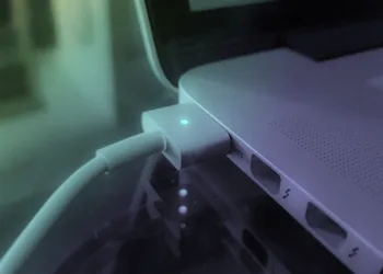 Laptopu sürekli prizde kullanmak zararlı mı?