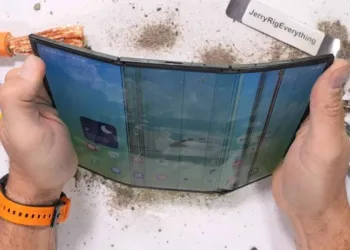 Samsung’un yeni katlanabilir telefonu paramparça oldu!