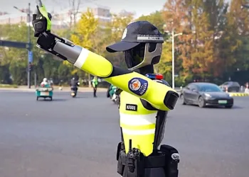 Trafik polisleri robota dönüştü!