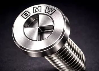 BMW’den görüntüsü güzel olsa da ustaları delirtecek yeni vida!