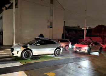 Sürücüsüz araçlar trafiği felç etti!