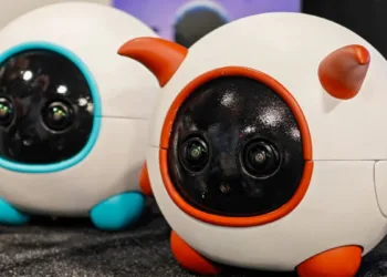 Dert dinleyen ve evcil hayvanı takip eden robotlar tanıtıldı