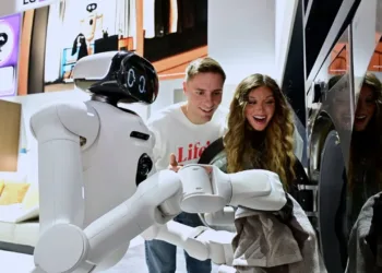 LG’den ev işlerini devralan yapay zeka robotu: CLOiD sahnede