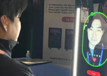 Bu ayna yüzüne bakıp sağlık puanı veriyor!