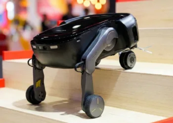 Böyle robot süpürge mi olur? Koşamıyor ama zıplıyor ve merdiven çıkıyor!