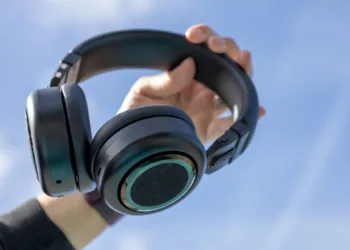 Bu kulaklık hoparlöre dönüşebiliyor! Üstelik şarjı tam 200 saat gidiyor