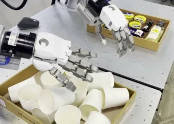 Uzaktan kullanılabilen robot el: Tesollo DG-5F-M – CES 2026 #37