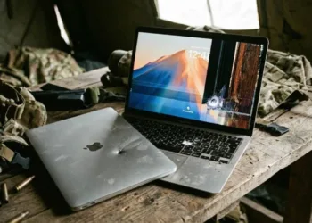 MacBook’lar kurşun geçirmez mi? Şarapnel parçasını durdurdu!