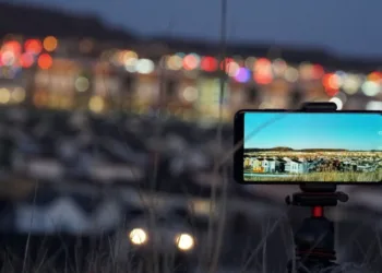 Telefon kameraları neden karanlıkta gerçekte görmediğiniz görüntüler üretir?