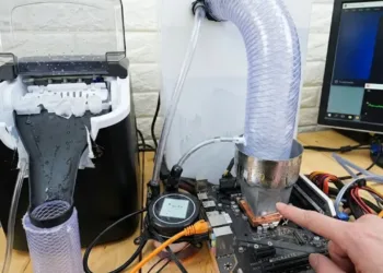 Bir modder CPU’yu buzla soğuttu! Hacklenen buz makinesiyle çalışan PC kuruldu