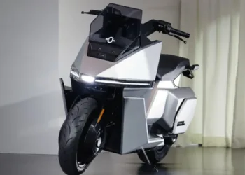 Bu motosiklet kendi kendine ayakta duruyor! OMOWAY OMO X tanıtıldı