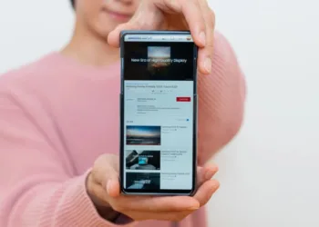 Samsung, ucuz olduğu için kendi ekranları yerine Çinli panel üreticisine yöneldi