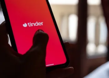 Tinder’dan kullanıcıları şaşırtan adım! Tüm fotoğraflara erişecek